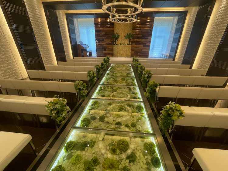 床にもお花が飾られているチャペル