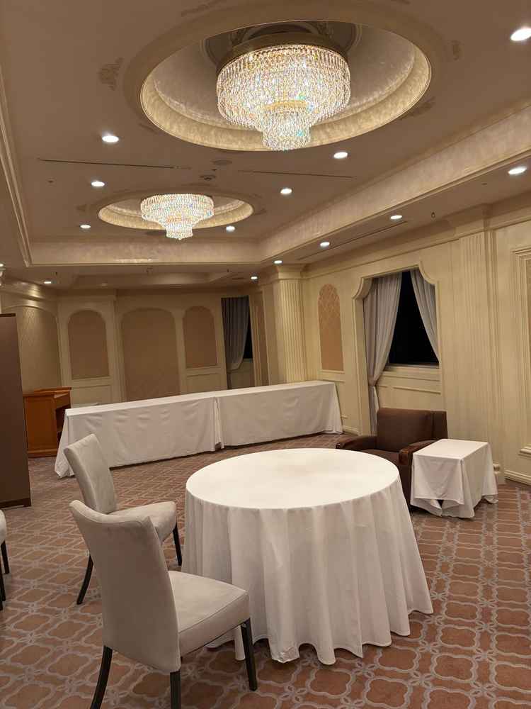 代々木公園が見える華やかなピンクのお部屋。晴れた日には自然光が差し込んでさらに映えそうです。