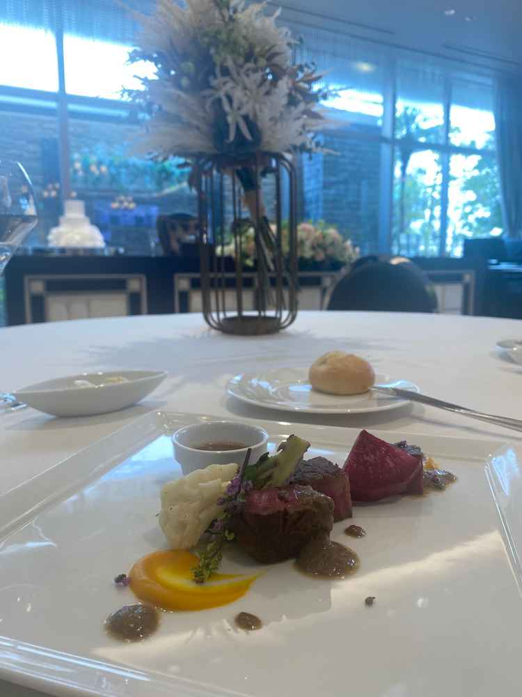 オープンキッチンがあるため、温かい食事が提供されました。お肉が柔らかく美味しかったです。