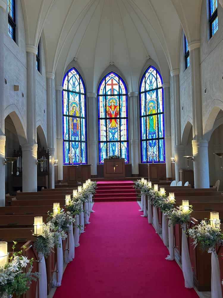 ステンドグラスが特徴的なチャペル