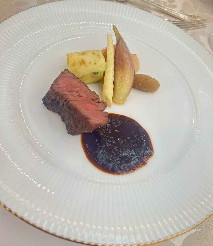 試食は和洋両方出てきます。メインのステーキは味わい深く、付け合わせの筍も絶品でした。