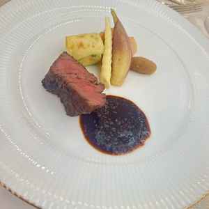 試食は和洋両方出てきます。メインのステーキは味わい深く、付け合わせの筍も絶品でした。