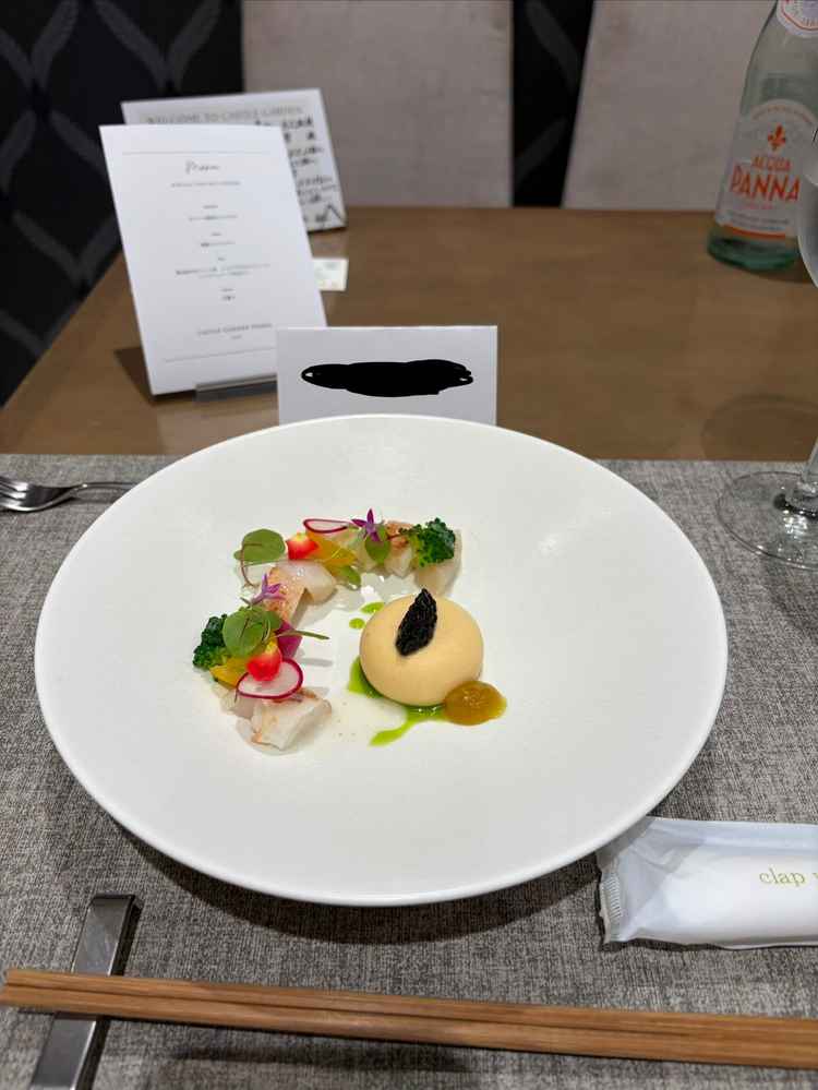 コースの前菜メニュー。フレンチ料理ですがお箸で食べれるため年配の方も食べやすいとの事です。