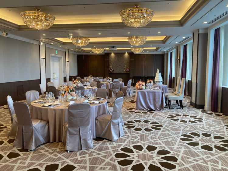 上品なピンクベージュでシンプルな披露宴会場でした。