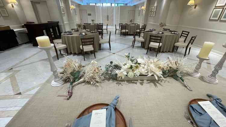 披露宴会場内部。皆の顔が見渡せ話しやすい距離感。統一感のある空間。