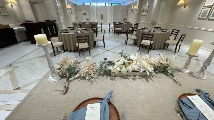 披露宴会場内部。皆の顔が見渡せ話しやすい距離感。統一感のある空間。