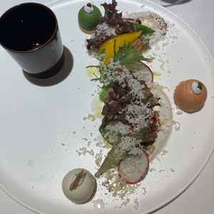 前菜の写真です。見た目も味もおしゃれでした。