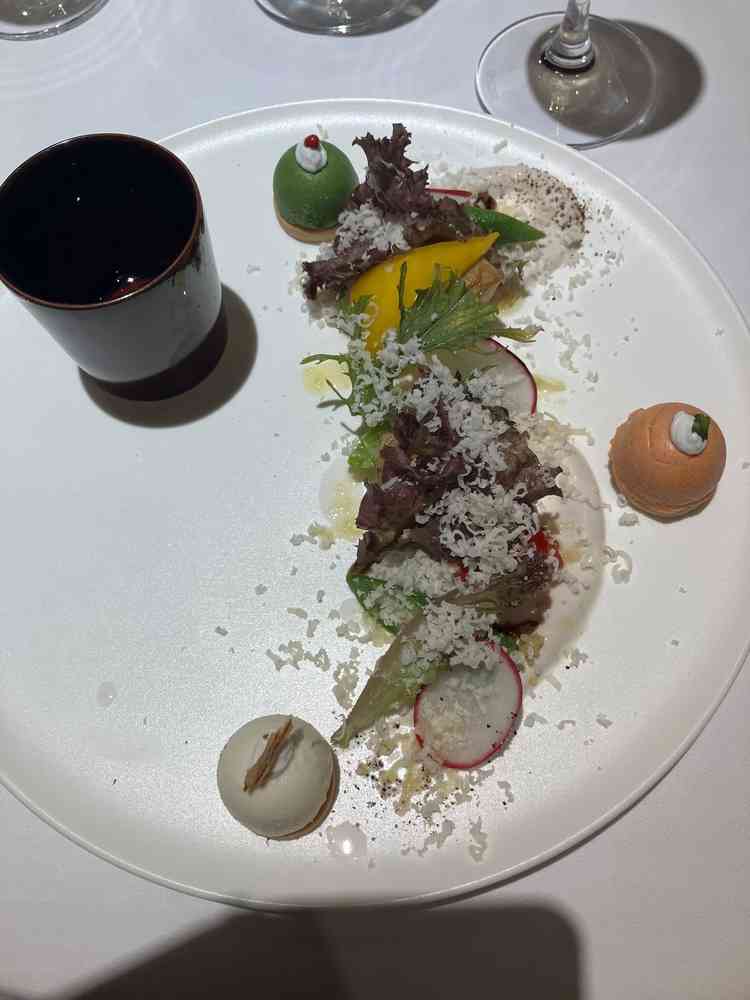 前菜の写真です。見た目も味もおしゃれでした。