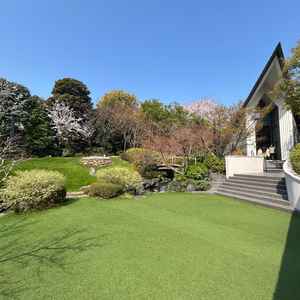 ゲストルームからチャペルに向かう庭園