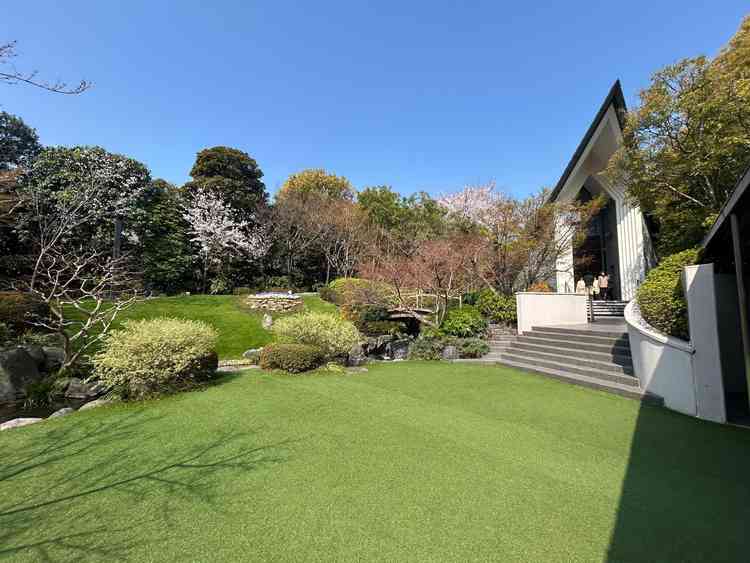 ゲストルームからチャペルに向かう庭園