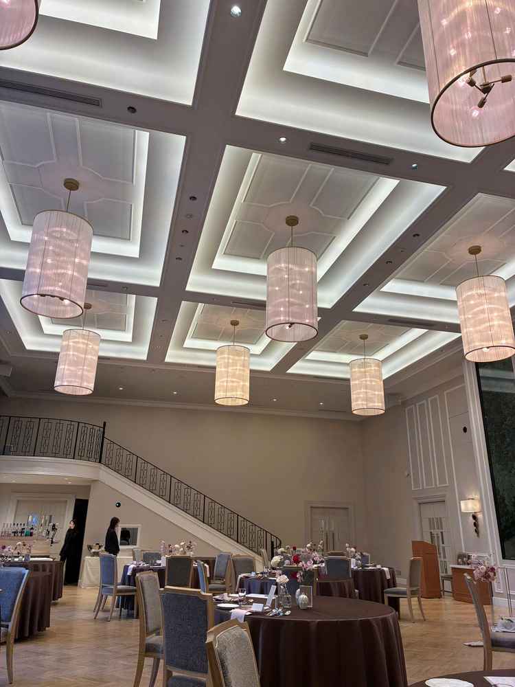 会食会場の大きさも大きすぎずでも広く感じるいい空間でした