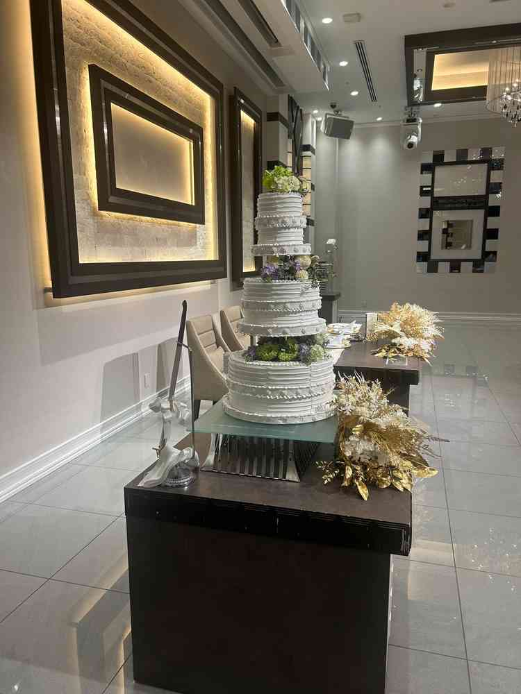 披露宴会場1つ目の写真で、ケーキを見せていただきました。