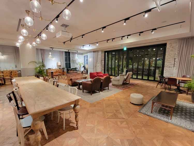 多彩なテーブルやソファが並ぶパーティー会場で、ラウンジのようにくつろげる雰囲気でした。