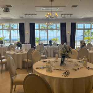 この披露宴会場はリゾート気分が味わえてゲストの方にも満足していただけるのでは？といった印象です。