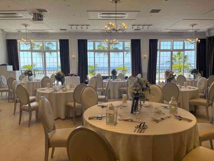 この披露宴会場はリゾート気分が味わえてゲストの方にも満足していただけるのでは？といった印象です。