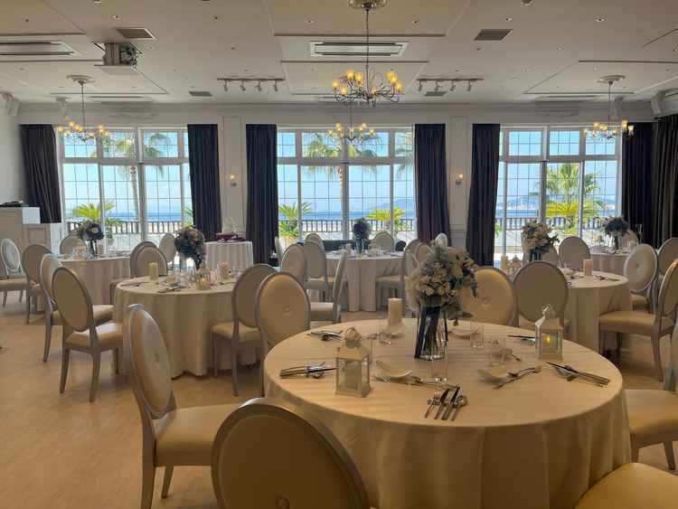 この披露宴会場はリゾート気分が味わえてゲストの方にも満足していただけるのでは？といった印象です。