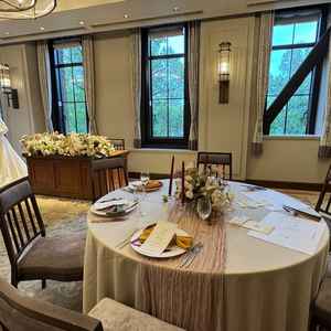 披露宴会場は落ち着いた雰囲気で良かったです。少人数で開催できる部屋があるなが魅力的だと感じました。