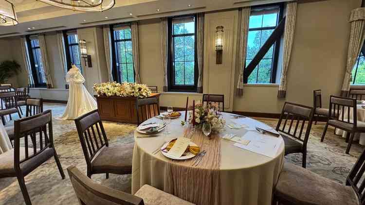 披露宴会場は落ち着いた雰囲気で良かったです。少人数で開催できる部屋があるなが魅力的だと感じました。