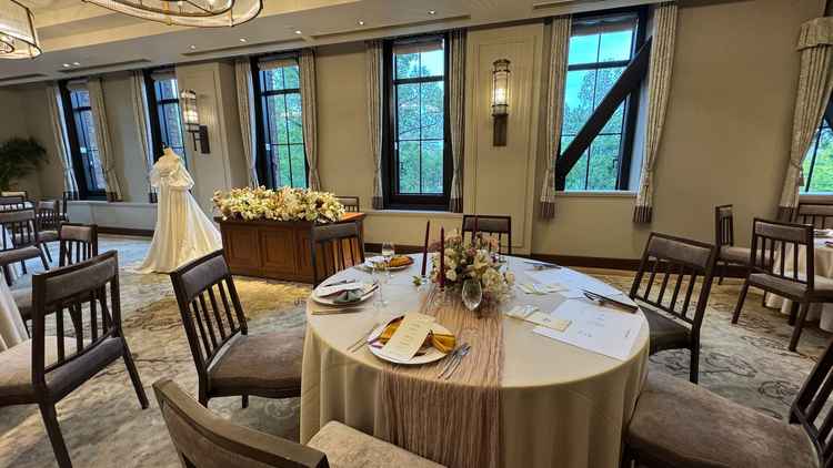 披露宴会場は落ち着いた雰囲気で良かったです。少人数で開催できる部屋があるなが魅力的だと感じました。