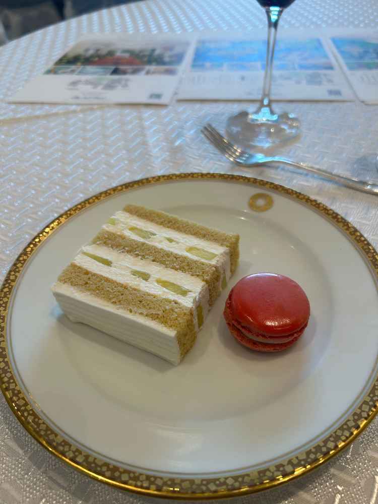 試食会でいただいたケーキとマカロン。