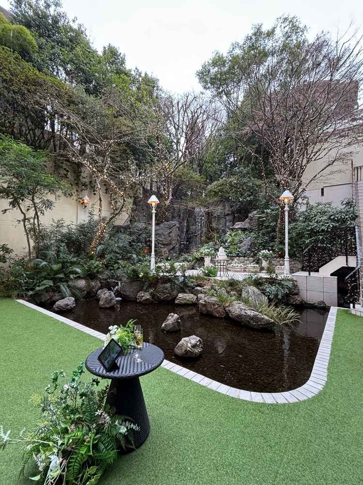 披露宴会場が地下にあるので、地上との高低差をうまく活かして滝と自然を作っていて素敵