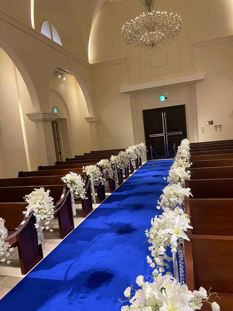 入場口の上からスクリーンが出てきて、挙式で映像が流せるという他にはあまりない演出ができる