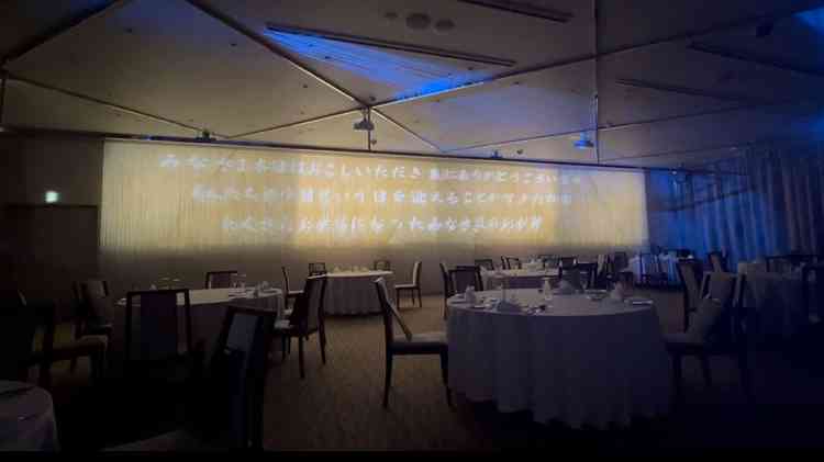 カーテンの壁に映像も流せます