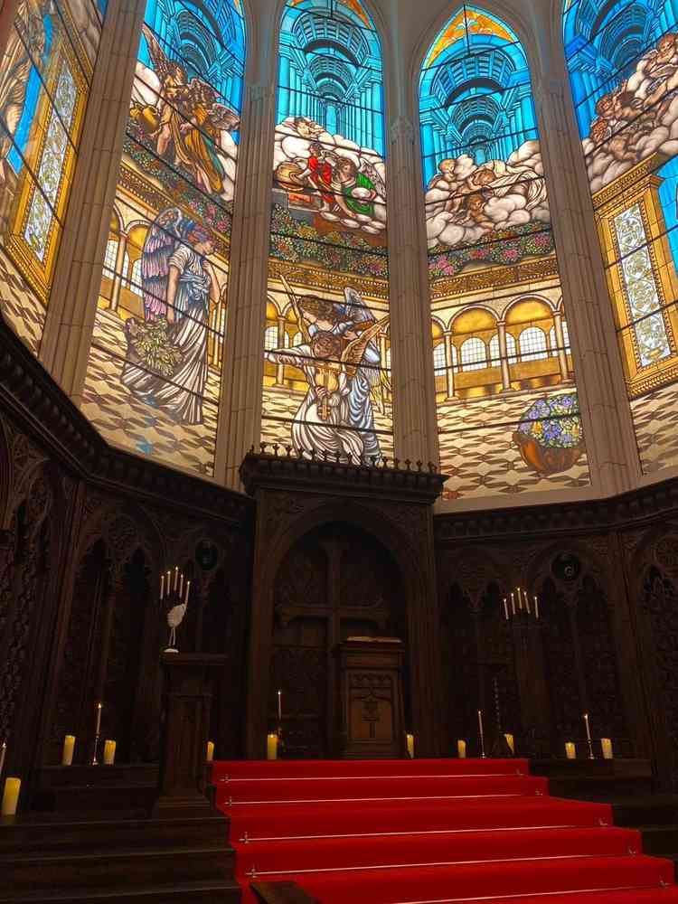 チャペルの写真。天井が高く圧巻でした。