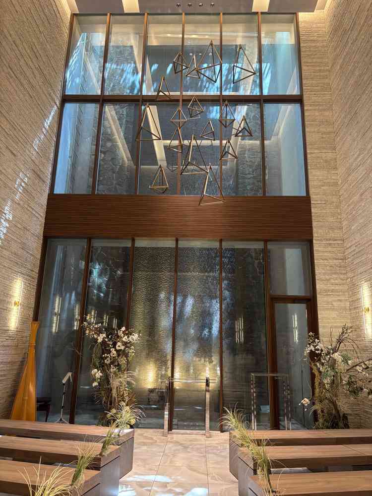 滝の吹き抜けのチャペルがおしゃれ