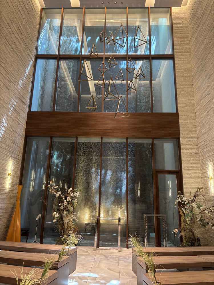 滝の吹き抜けのチャペルがおしゃれ