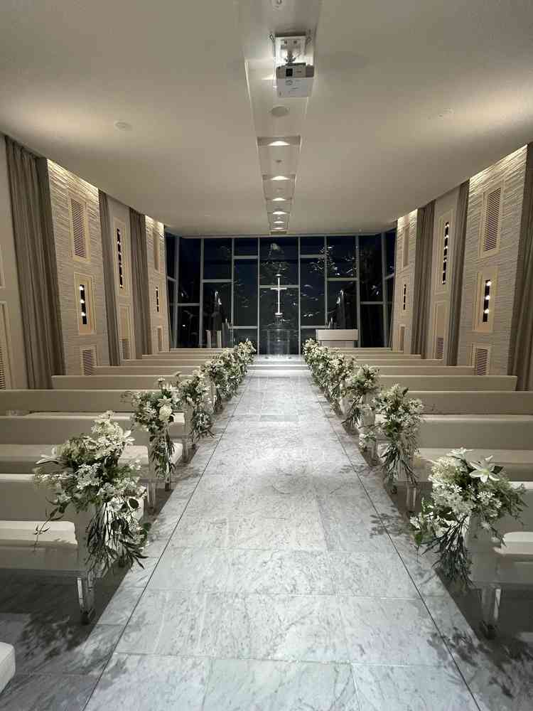 チャペルはガラス面が多く傾斜がかかっていて光をうまく取り入れられるようです。イスもふかふかでした！