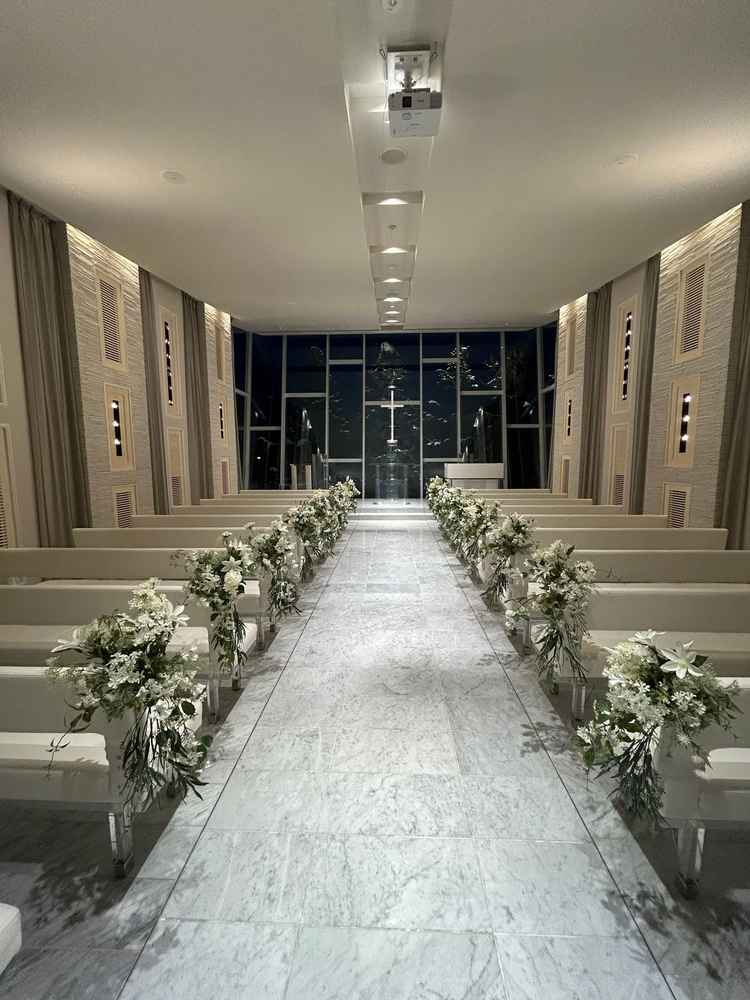 チャペルはガラス面が多く傾斜がかかっていて光をうまく取り入れられるようです。イスもふかふかでした！