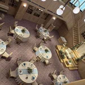 この階段があることでのならではの演出ができるのが素敵。でも登場が見えない席があるのが気になる。