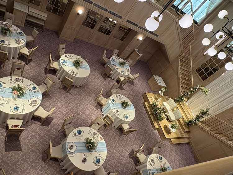 この階段があることでのならではの演出ができるのが素敵。でも登場が見えない席があるのが気になる。