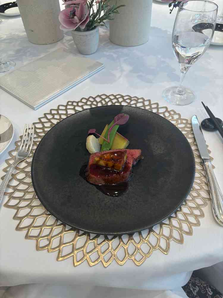 午前中のフェアに参加。試食のメイン料理。フォアグラが美味しかったです。