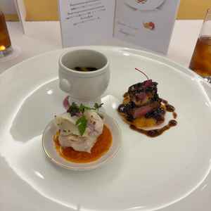 お料理二つ目。ここで3品一気に楽しめました。私的に1番奥の茶碗蒸し？が美味しかったです