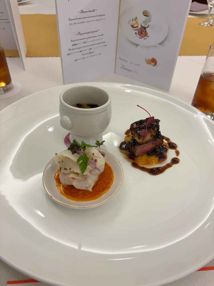 お料理二つ目。ここで3品一気に楽しめました。私的に1番奥の茶碗蒸し？が美味しかったです