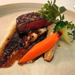 メインの料理。お肉が柔らかく、食べやすい味付けになっていた。前菜やドリンクも年齢問わず好みそう。