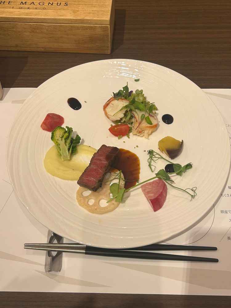 試食の料理です。エビが美味しかったです。ワインのテイスティングもできました。