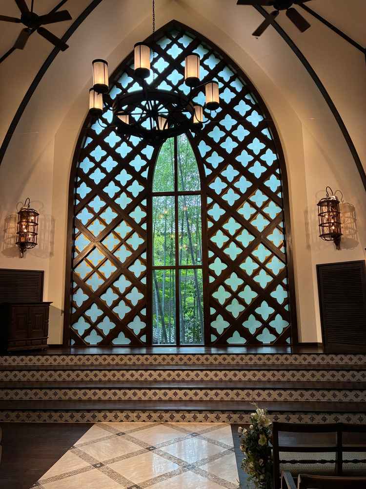 チャペルの写真。中庭に生えている竹が見えて素敵でした。自然光が沢山入ってきてました。