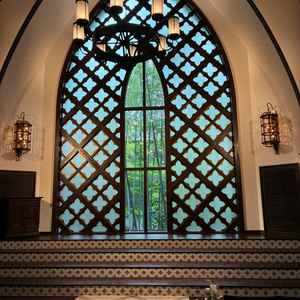 チャペルの写真。中庭に生えている竹が見えて素敵でした。自然光が沢山入ってきてました。