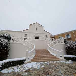 チャペルでの挙式後のフラワーシャワー等が行われる階段の写真。特別感があり記憶に残りそう。