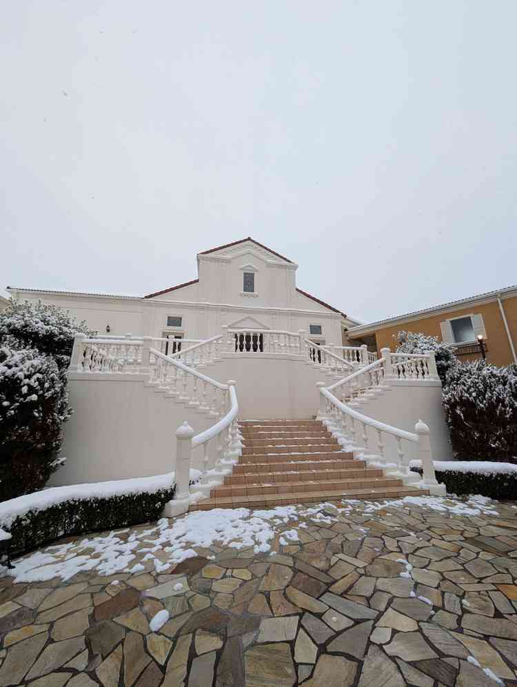 チャペルでの挙式後のフラワーシャワー等が行われる階段の写真。特別感があり記憶に残りそう。