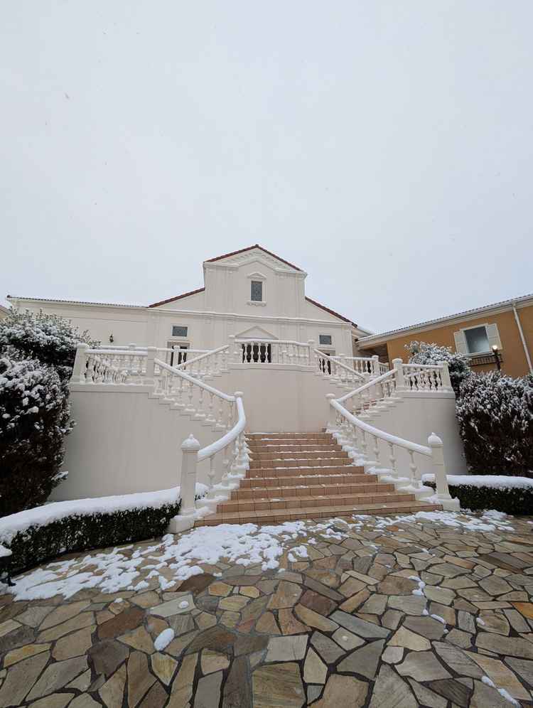 チャペルでの挙式後のフラワーシャワー等が行われる階段の写真。特別感があり記憶に残りそう。