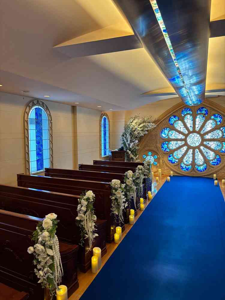 青色のステンドガラスは素敵でした。