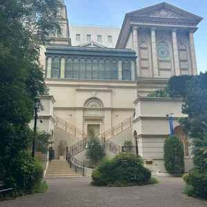 外観は結婚式場らしい建物でした。