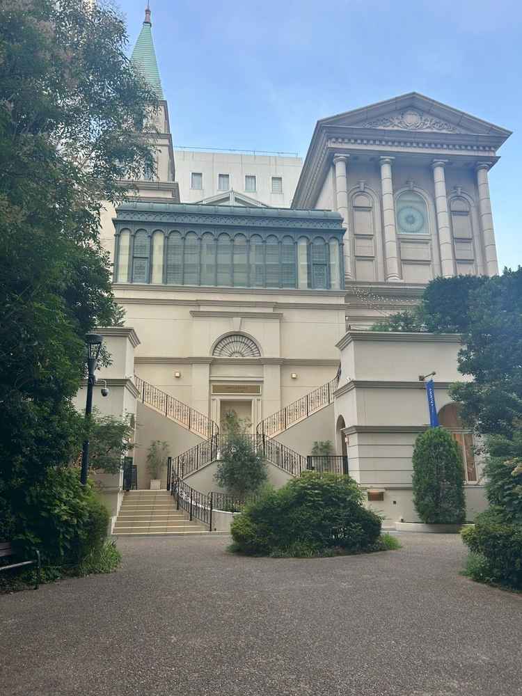 外観は結婚式場らしい建物でした。