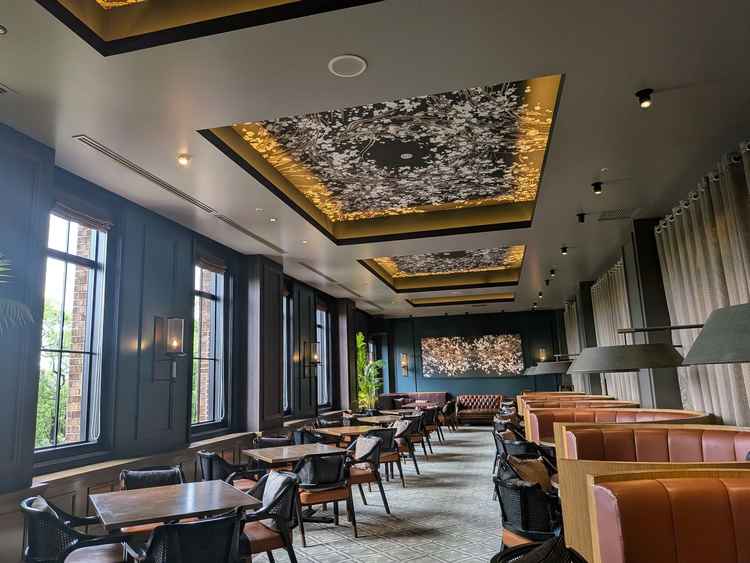 待合室は広々としています。ウェルカムフードでおむすびが出るそうです。