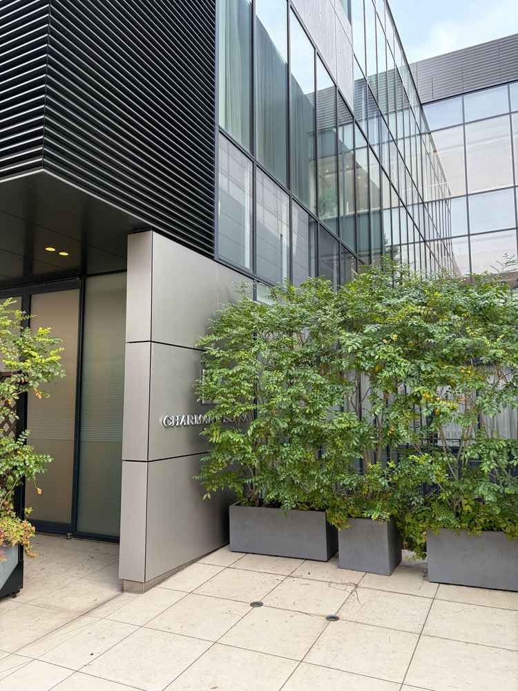 エントランスは複数に分かれているため、参列者とはちあわせないようになっていた