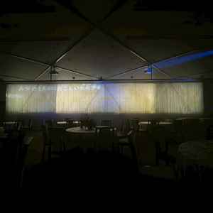 壁一面に動画を映すことが可能。